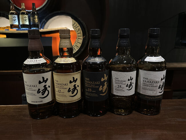 日比谷BAR WHISKY-S・バーカウンター<br />入口正面のカウンターには、右から<br />■山崎Story of the Distillery 2025 EDITION<br />■山崎２５年<br />■山崎１８年<br />■山崎１２年<br />■山崎NV　　の山崎メンバーお行儀良く、お客様をお出迎え。<br />