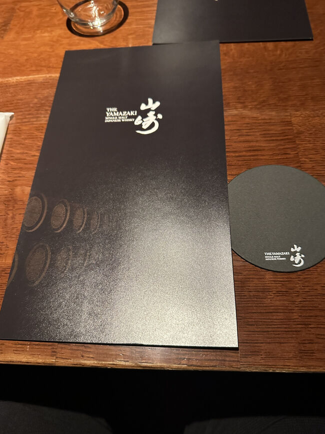 日比谷BAR WHISKY-S・メニュー表紙<br />山崎のイメージカラーである「墨黒色」のメニュー、コースターです。