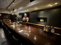 日比谷BAR WHISKY-S・店内カウンター
重厚感のある長いカウンターは、バーカウンターのイメージ通りです。
