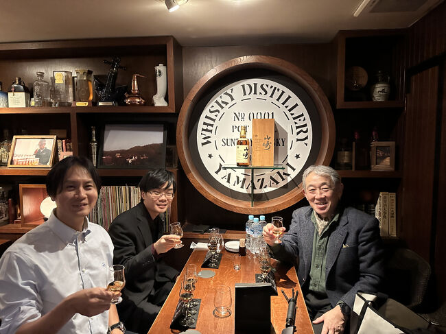 日比谷BAR WHISKY-S・メンバー乾杯<br />先ずは山崎１２年で乾杯。1shotなので、30ml～45mlです。チビチビと味わいます。