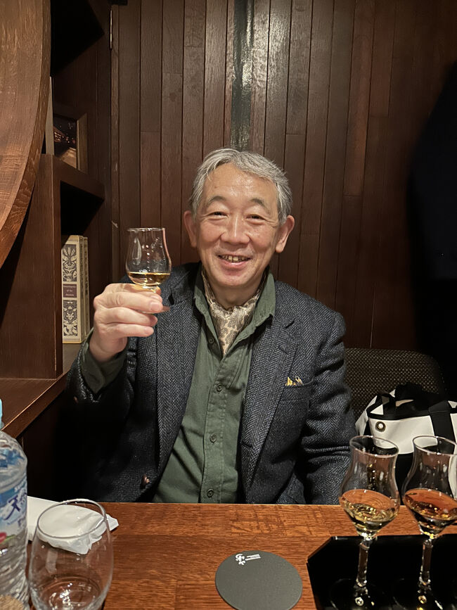 日比谷BAR WHISKY-S・乾杯<br />久しぶりの山崎１２年で、思わず頬の筋肉も緩みます。この日もアスコットタイで参上しました。<br />
