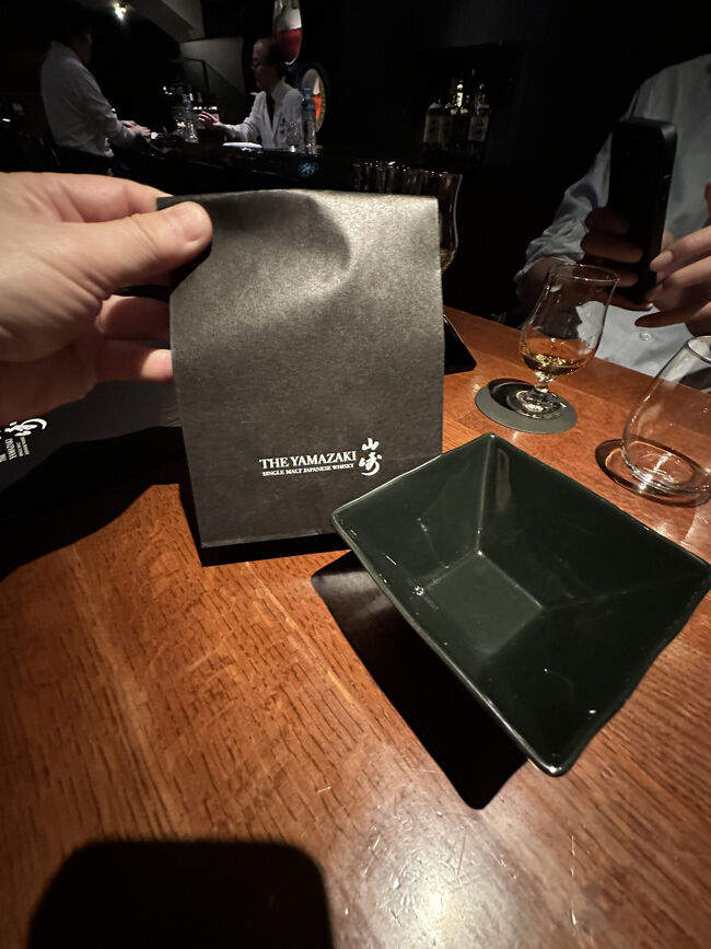 日比谷BAR WHISKY-S・山崎ペアリングフード（おつまみ）<br />スモーキーミックスナッツ（サービス品）は、山崎のロゴの入った紙袋に入っていて、紙袋をシャカシャカ振って、小皿に出します。スモーキーなミックスナッツです。