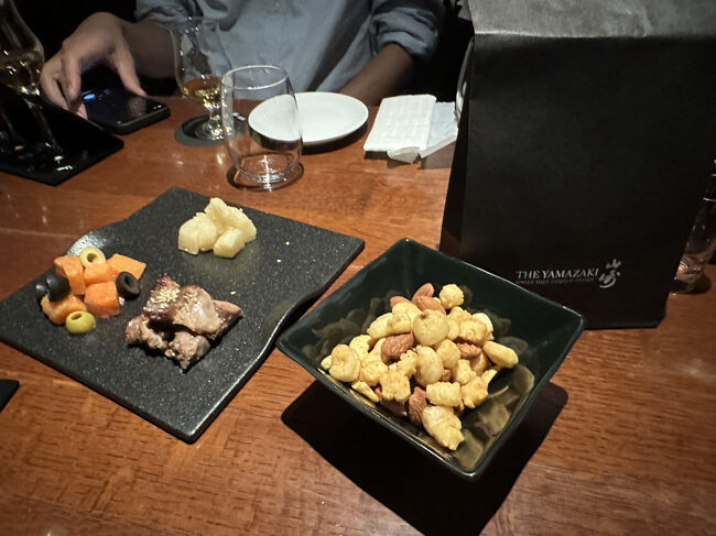 日比谷BAR WHISKY-S・山崎ペアリングフード（おつまみ）<br />■（左）山崎ペアリングフード：・燻り惣菜 3品盛り合わせ　、（右）スモーキーミックスナッツ（サービス品）