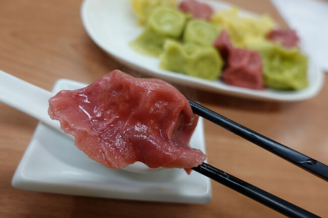 紅色は、紅寶高麗菜水餃。