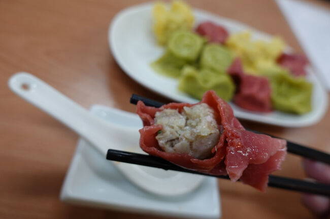 皮には赤キャベツでしょか。中の餡もキャベツですね。