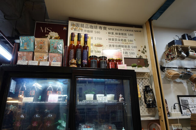 んで、お姉さんにお願いしたら、どっかから渋い顔したおいさんやって来て…ガリガリ？なんでCold brewで豆を挽くとこから？<br /><br />結局、熱々コーヒーをお持ち帰り紙コップで…ま、えぇか。