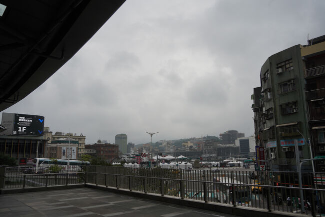 上にあがって港の方。