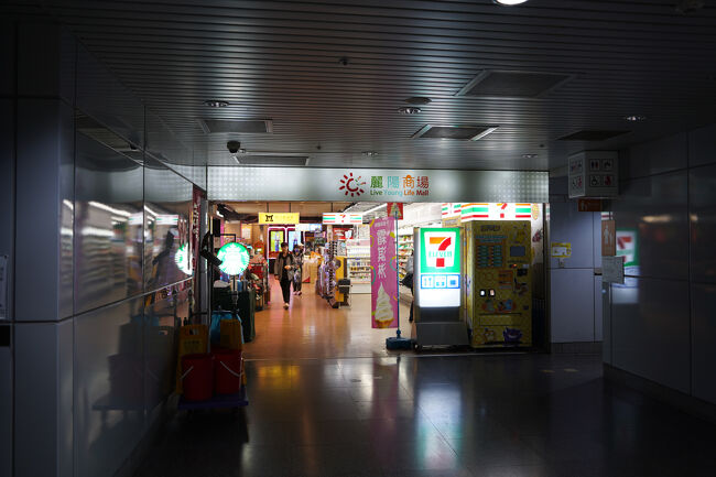 建物デカいのだけれど…二階の商店はコンビニと、緑のコーヒー屋さんにゲームセンター？