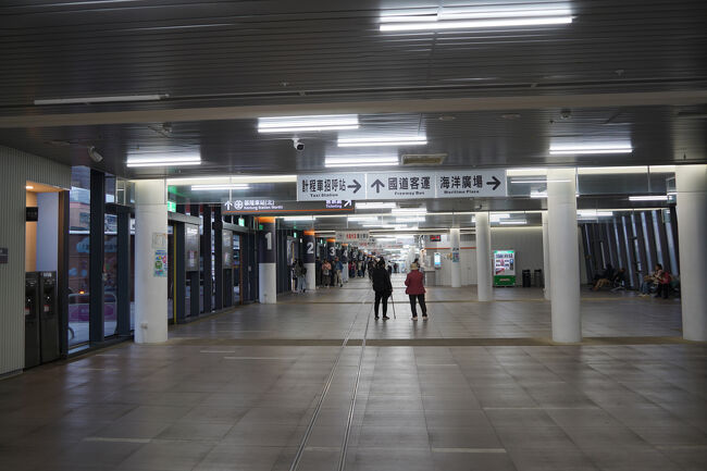 なんだか広々と言うか、ガランと。各乗り場、それなりに待ち行列なんやけど、とにかく広くて…商店とかもおまへんかな。