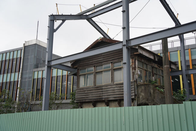 古そうな建物は…保存処置中？取り壊し中？