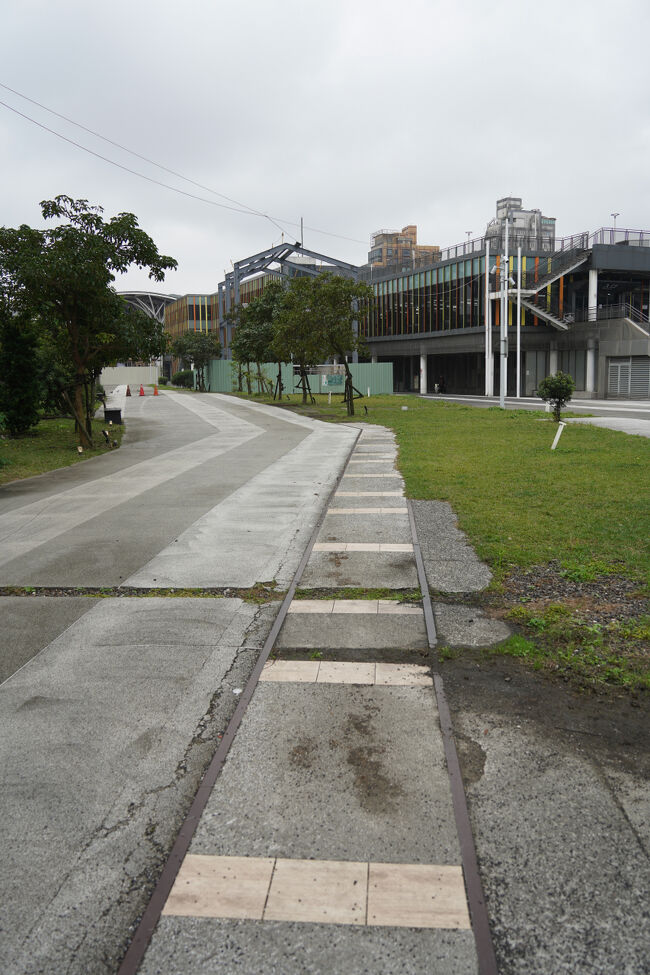 なんだか線路を模ったような道。なんか作るんかしら。