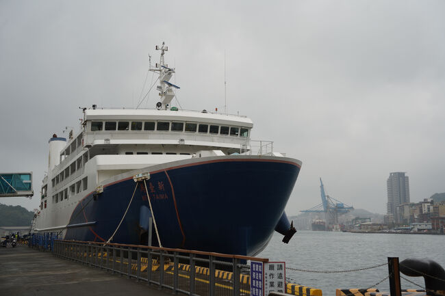フェリーターミナルの方へ。一隻停泊中は、新?馬号。