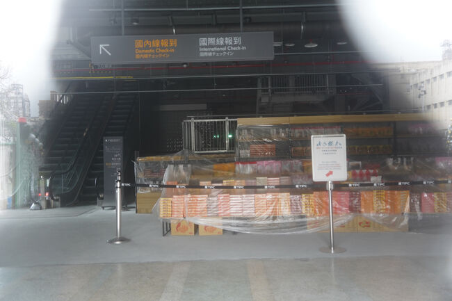 中は…入られへんやん。覗いてみると…準備中？