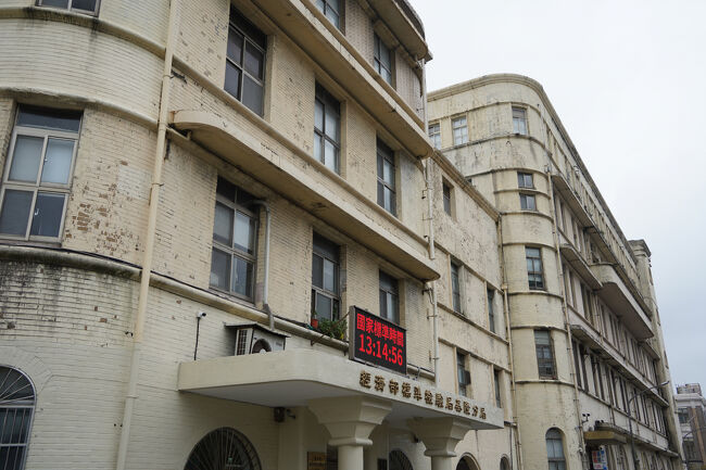 港の建物眺めつつ、広場に向かふ。