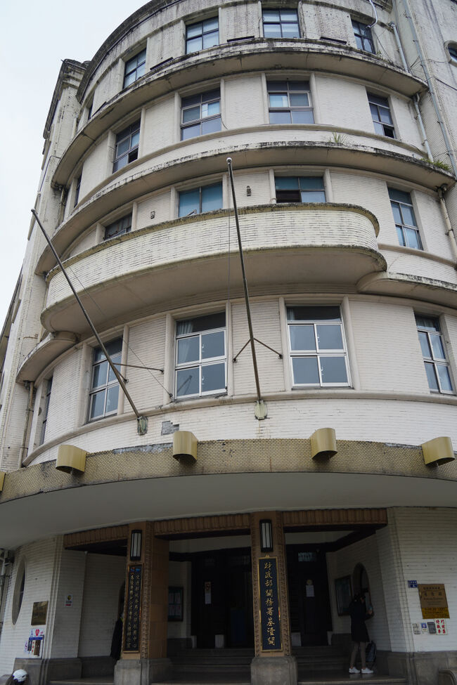 かなりゴッツイ建物。