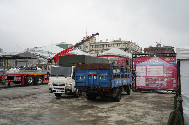 その前の広場、イベント準備中っぽい。
