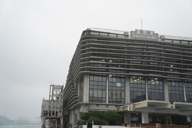 雨が強くなる中、雨宿りかねてフェリーターミナル。さっきの反対側、東の方です。前からあると思しき建物。