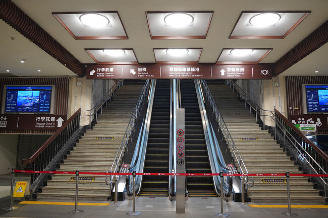 ターミナル内へ。業務終了な感じ。ちうか、受付とかも無く、定期航路無いんかな。って事は、クルーズ船用かしら？免税店とかあるし。<br /><br />そ言えば、石垣島航路、どうなったんやろ？年内と聞いてるけれど、どちらのターミナルも気配無いような？