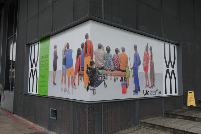 外出て一服して。向かいは美術館でしょか。