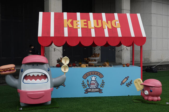 こっちもジョーズさん。街のキャラクターかしらね。