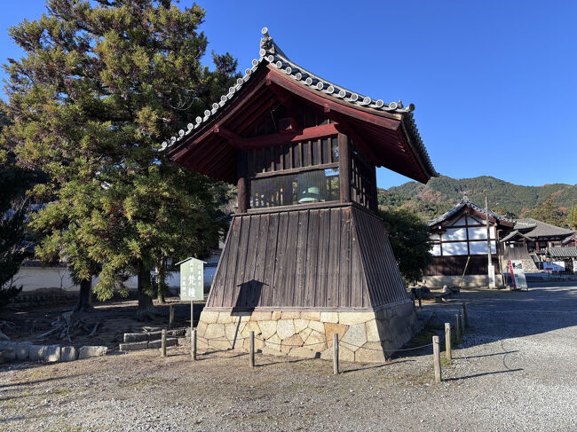 梵鐘 [国宝]<br /><br />境内に入ってすぐのところに、あっさりと国宝の梵鐘があります(^-^;<br />西暦681年ごろの作とされる、日本最古級の梵鐘です。