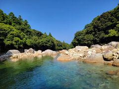 横川渓谷のあと永田の柴とうふ店へ。
豆乳飲んだり、豆腐ハンバーグを食べた。豆腐屋のオーナーさん？に豆腐店の裏の果樹園のようなところを案内してもらったり、グアバをごちそうに。さらには青いミカン（すだちみたいなかんじ）をたくさんお土産にいただいた。
豆乳、とても味が濃かった。水がいいからなのかな？