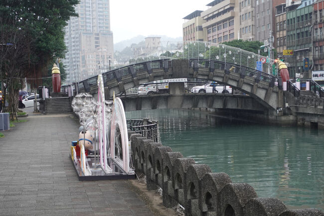 向こうの橋の方がオモチロそう？でも、遠回りに…