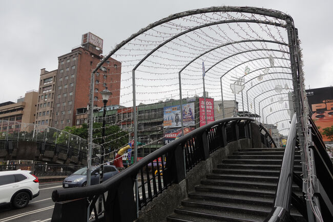 ここも夜は明るいかしら。