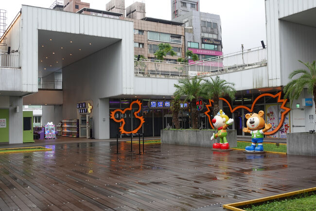 上階へ。広場あるけどw、雨じゃね…