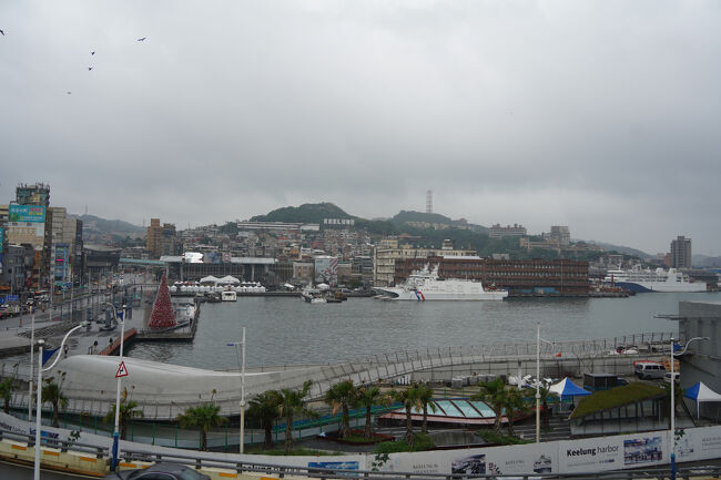 さらに上、展望広場になってます。どんより雲がかかった雨の街の港。