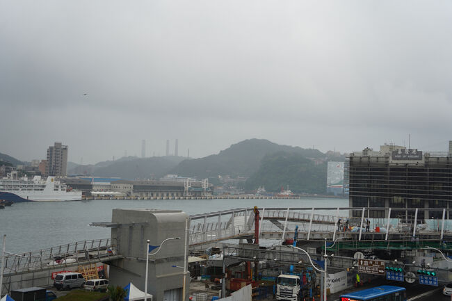 目の前、陸橋みたいなのは建築中かな？ここ通れると、海洋広場から横断歩道気にせずこちらとか美術館とかアクセス出来る？