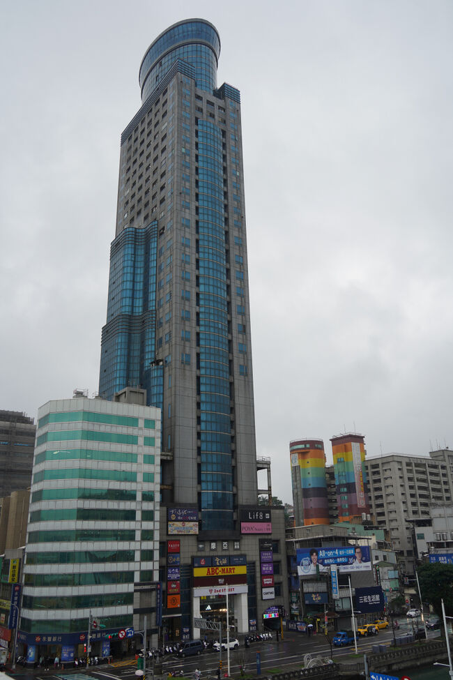 のっぽビルの向こうには、虹色ですね。雨の街には…雨上がりに良く虹がかかるかしら？