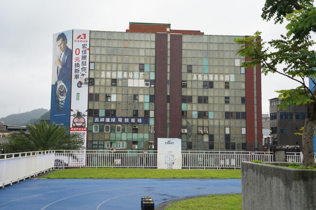 すぐ向かい、お宿の入ってる雑居ビル。中に居ても感じますが、外から見ても年季入ってますな。<br /><br />さて、帰るかな。ちょっと昼寝でも。