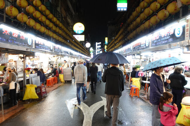 ここ、屋根無いから…でも、まだ傘無しでいけんこともない。