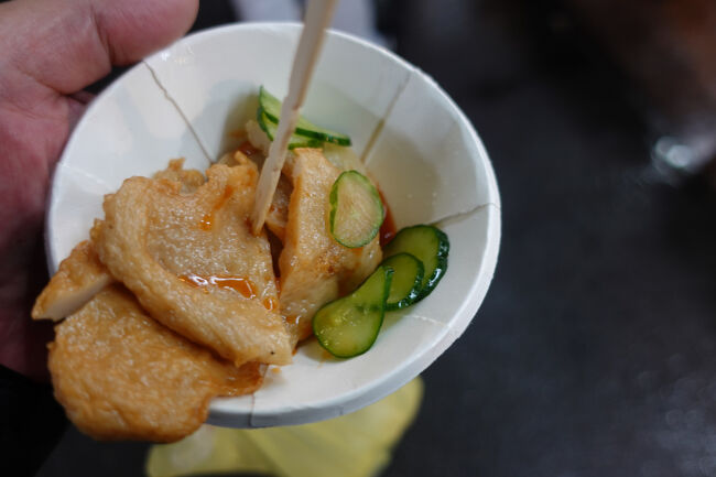 今日は40NT$ の方でお願いです。紙皿ですね。念願？の胡瓜入りですね。イカ屋さんの袋にソーッと入れて、気をつけて持ち帰るとします。すぐつまみたいけれど、啤酒は宿の冷蔵庫。