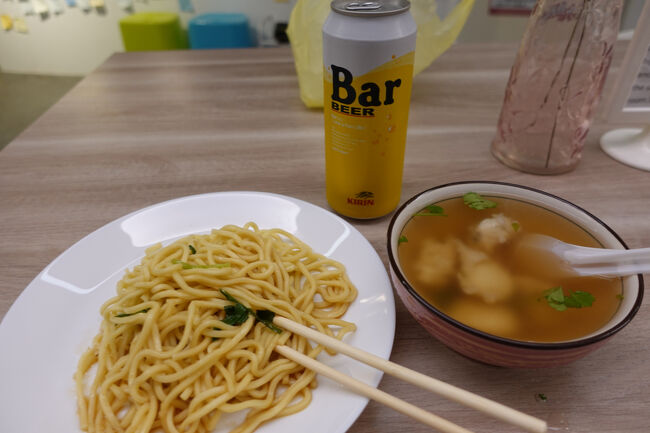 プラッチックの器もうてんけど、折角だし宿の器を借ります。