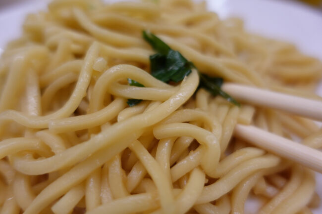 お店で見たまんま、シンプルに炒めた麺。に、ちょびっとニラです。