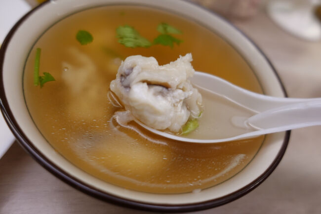 花枝(火庚)、イカのとろみスープ。すり身にしたイカのつみれと思ふてましたら…しっかりイカですねぇ。ゲソですねぇ。