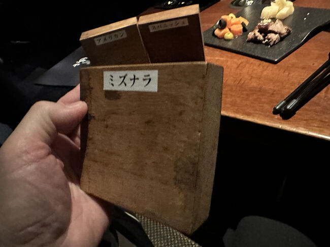 日比谷BAR WHISKY-S・樽材サンプル<br />ミズナラ樽材は、日本固有の橡（オーク）の一種で、「ジャパニーズオーク」とも呼ばれています。その希少性と、ウイスキーに与える独特の風味から、近年世界中のウイスキー愛好家から注目を集めています。加工の難しさから液漏れが発生しやすいという側面もありますが、そのリスクを上回る独特の風味は、ウイスキーメーカーにとって非常に魅力的なものなのですね。<br /><br />・唯一無二の風味スパイスやココナッツのような甘い香りに加え、前述の伽羅や白檀のような香りが加わることで、非常に複雑で奥深い味わいになります。<br />・ジャパニーズウイスキーの象徴 ミズナラ樽は、日本のウイスキーが世界に誇る個性を生み出す重要な要素となっています。<br />