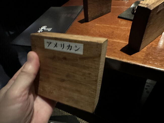 日比谷BAR WHISKY-S・<br />アメリカンホワイトオークは、主にアメリカ合衆国東部で育つ広葉樹の一種です。この木材が樽材として選ばれるには、いくつかの優れた特徴があります。<br /><br />・豊かな育成環境 広大な森林で自然に育ち、比較的入手しやすいのが特徴です。<br />・直立した木目樹高が高く真っすぐに育つため、樽を製造する際に樽板を切り出しやすいです。<br />・高い液体保持力 樽材として非常に優れており、ウイスキーが漏れにくい性質を持っています。