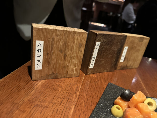 日比谷BAR WHISKY-S・樽材サンプル<br />目の細かい順番では、ホワイトオーク→スパニッシュオーク→ミズナラです。秩父蒸留所でもミズナラの水漏れにご苦労されていました。