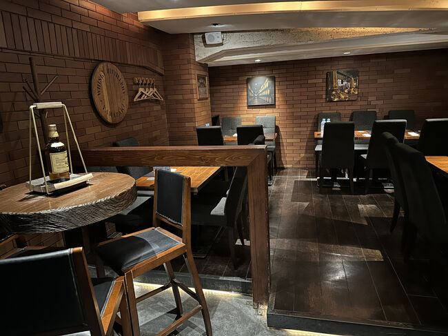 日比谷BAR WHISKY-S・客席<br />シックで落ち着いた雰囲気です。テーブルの上の山崎１２年にスポットライトが当たっています。
