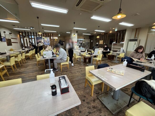 少し赤レンガ倉庫で温まって、再び朝市へ。<br />妹がお目当てのイクラを吟味する間に、私は前回訪れた2階のお店で交渉。<br />ウニ丼の時価を尋ねたら高額・・ハーフはある？<br />"少しだけウニを食べたいのね、それなら千円単位でウニ刺しがオススメ"<br />イクラを購入した妹を連れて行きました。