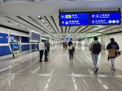 香港につきました。
乗り継ぎ保安検査がすぐ近く、すぐ制限エリアに入れました。