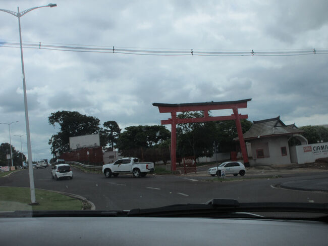 ウムアラマの日本人会館<br />　前に来た時に鳥居なんか有ったかな？<br />鳥居が有るからと言って神社が有る訳ではない。<br />　真ん中は神様が通るところなのに車で？<br /><br />ウムアラマは国策移民、開拓青年が入植したところ<br />　大学の農学部を卒業して、営農指導員が何人も付いた。<br />他の移民は着の身着のままの人が大半で<br />　原生林の中に放り込まれた被害者みたいな立場だった。<br />ウムアラマだけ別格で至れり尽くせりだったが<br />　入植者に聞くと全然至れり尽くせりではなく<br />　　営農指導員がダメダメで話にならなかったそうだ。<br />日本の稲作しか知らん連中がブラジルの農業を知る訳ない。<br />　暗中模索みたいな入植だったそうだ。