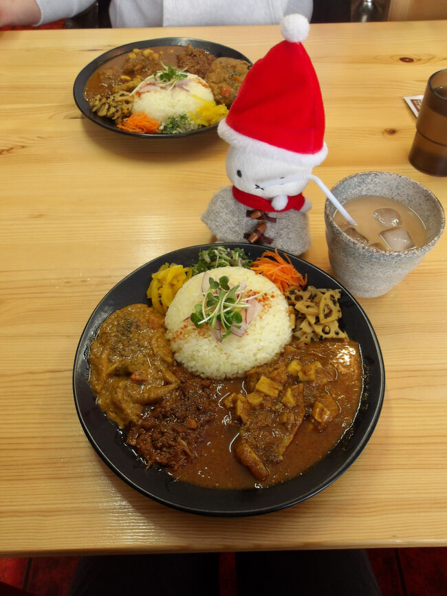 コチラのお店のおススメのものをいただきます。<br />３種盛りプレートです。<br />三種の副菜付きです。