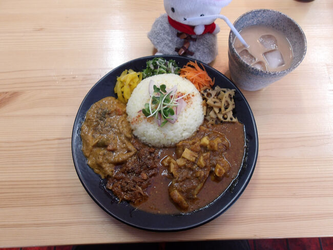 左からチキン、野菜、そしてこの日のおススメ豚肉。