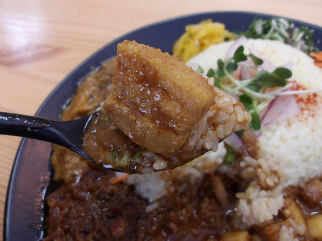 カレーの味わいはまろやか(´艸｀*)。<br />濃厚なんですが、優しいあじわいでした。<br /><br />そうそう、マサラチャイですが、ピリッとした辛さとともにミルクティのほんのりした味わいが楽しめました。<br />ごちそうさまでした(´艸｀*)。