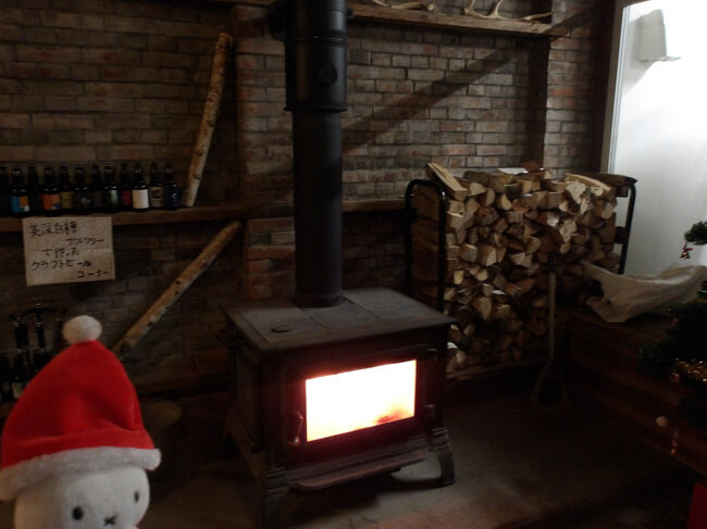 やっぱり暖炉があるとより温かい(*´▽｀*)。<br />シンさんがここを予約してくれました。<br />なので予約の席はストーブの目の前！
