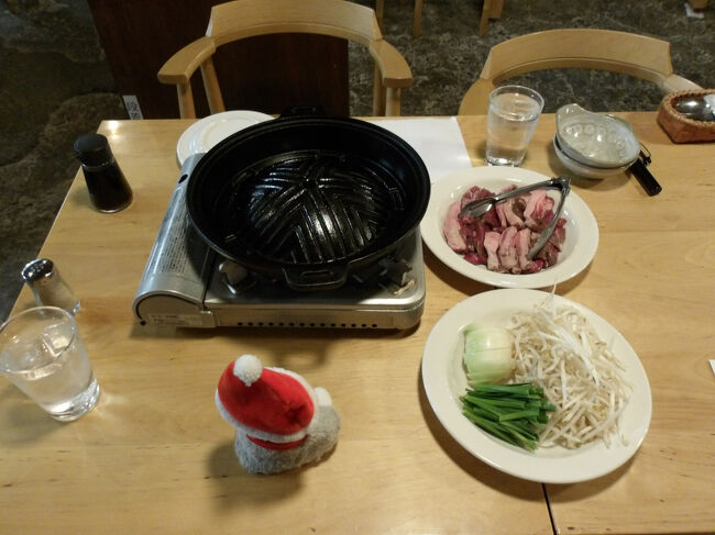 ジンギスカン鍋とともに食材が登場(^_-)-☆。